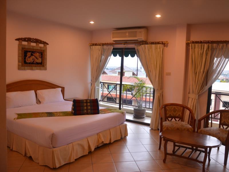 Seven Oaks Inn Jomtien Beach Exterior photo