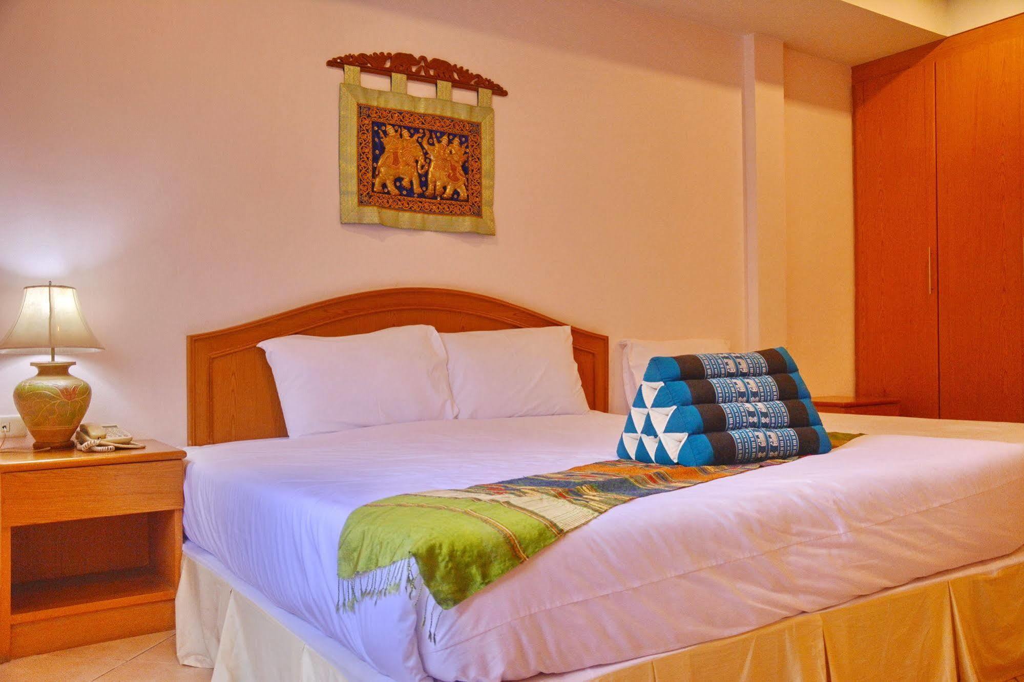Seven Oaks Inn Jomtien Beach Exterior photo