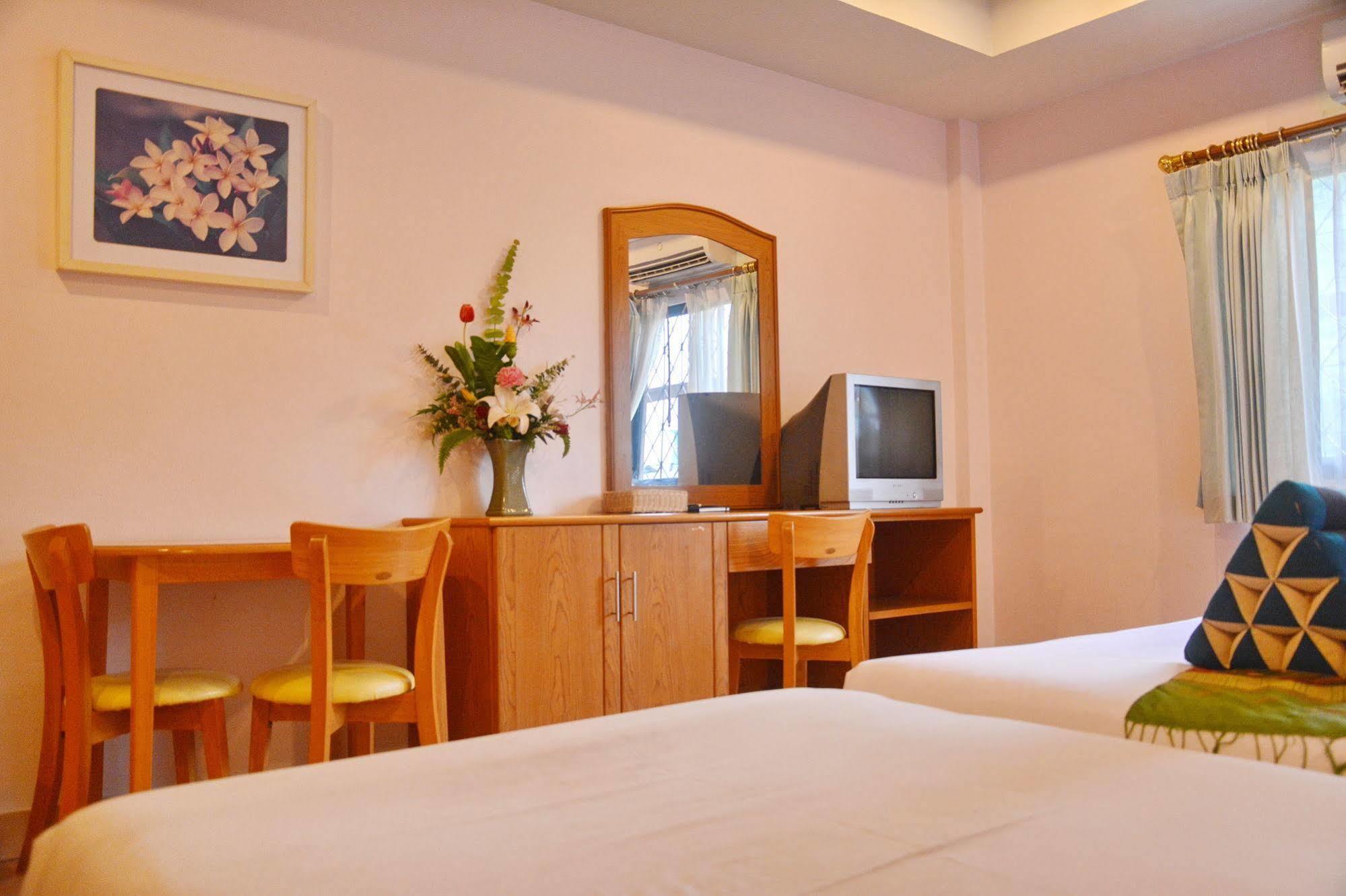 Seven Oaks Inn Jomtien Beach Exterior photo