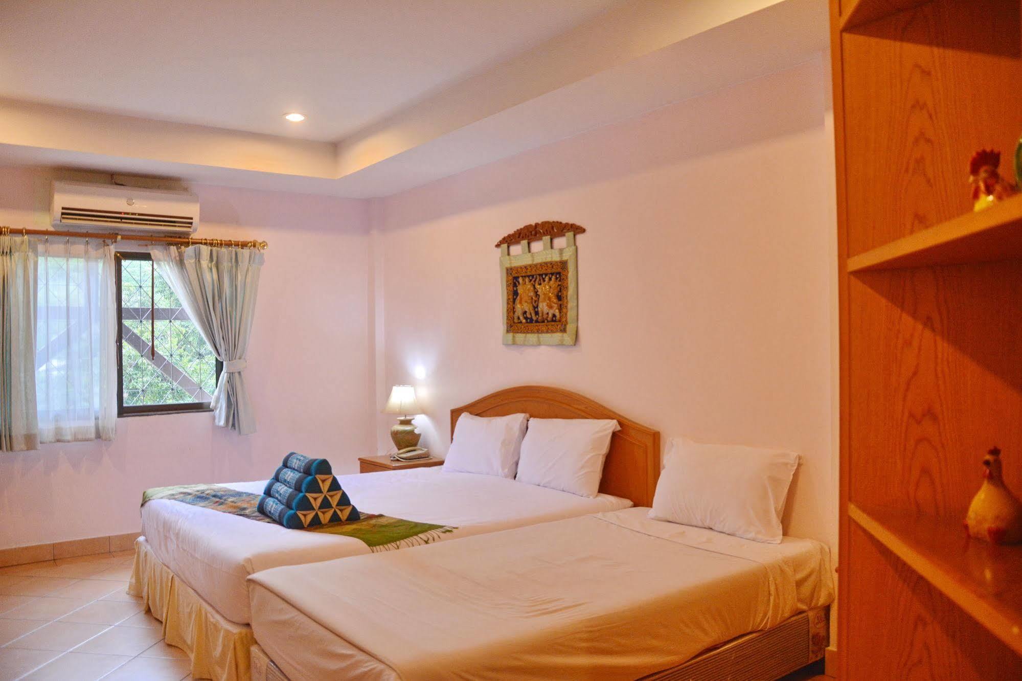 Seven Oaks Inn Jomtien Beach Exterior photo